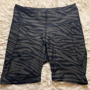 Old Navy Workout biker shorts with side pockets. Size XL